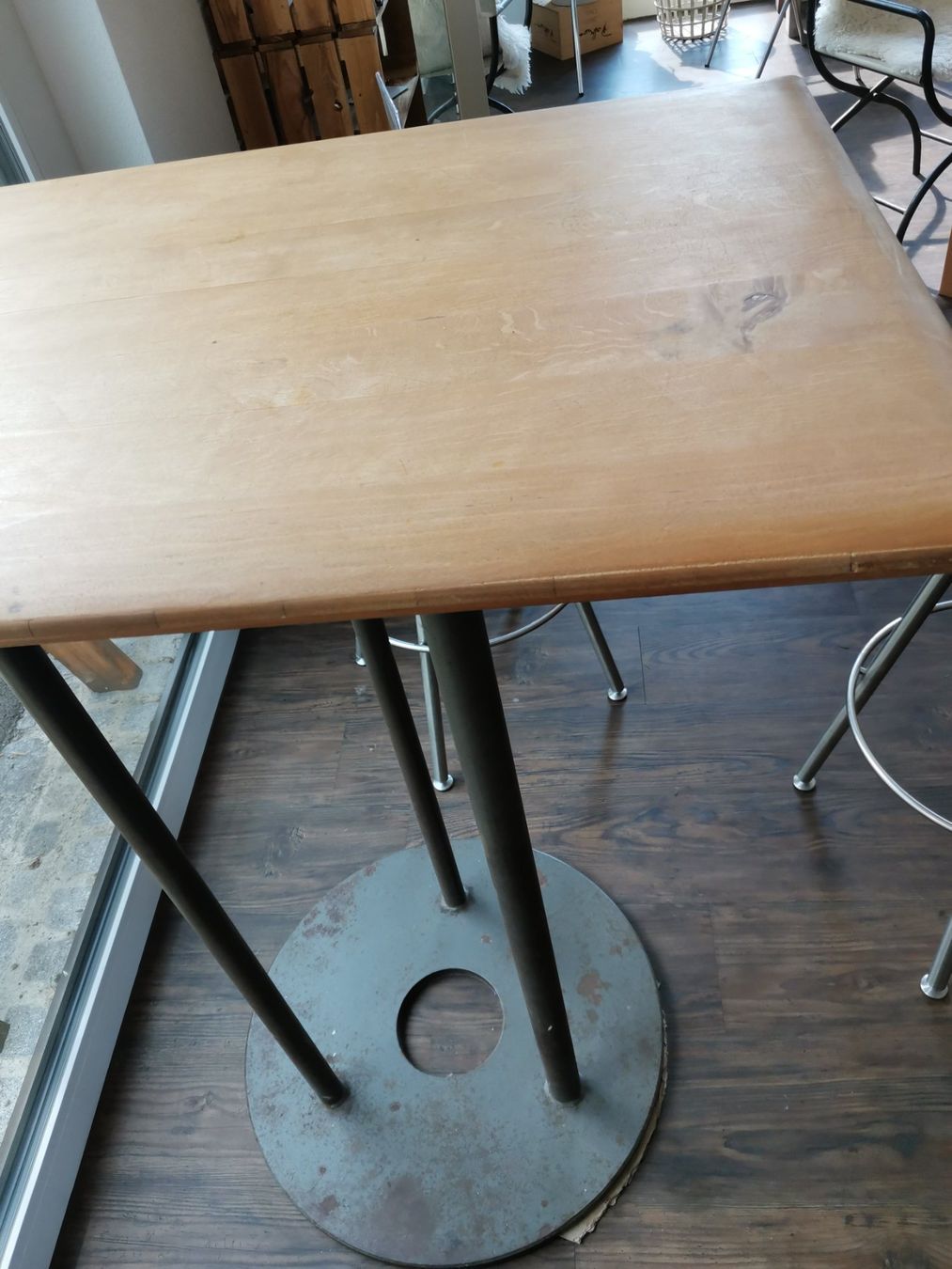 Tables: Stehtisch Holz mit rundem Metallfuss – D'occasion à Rorschach par Vanc