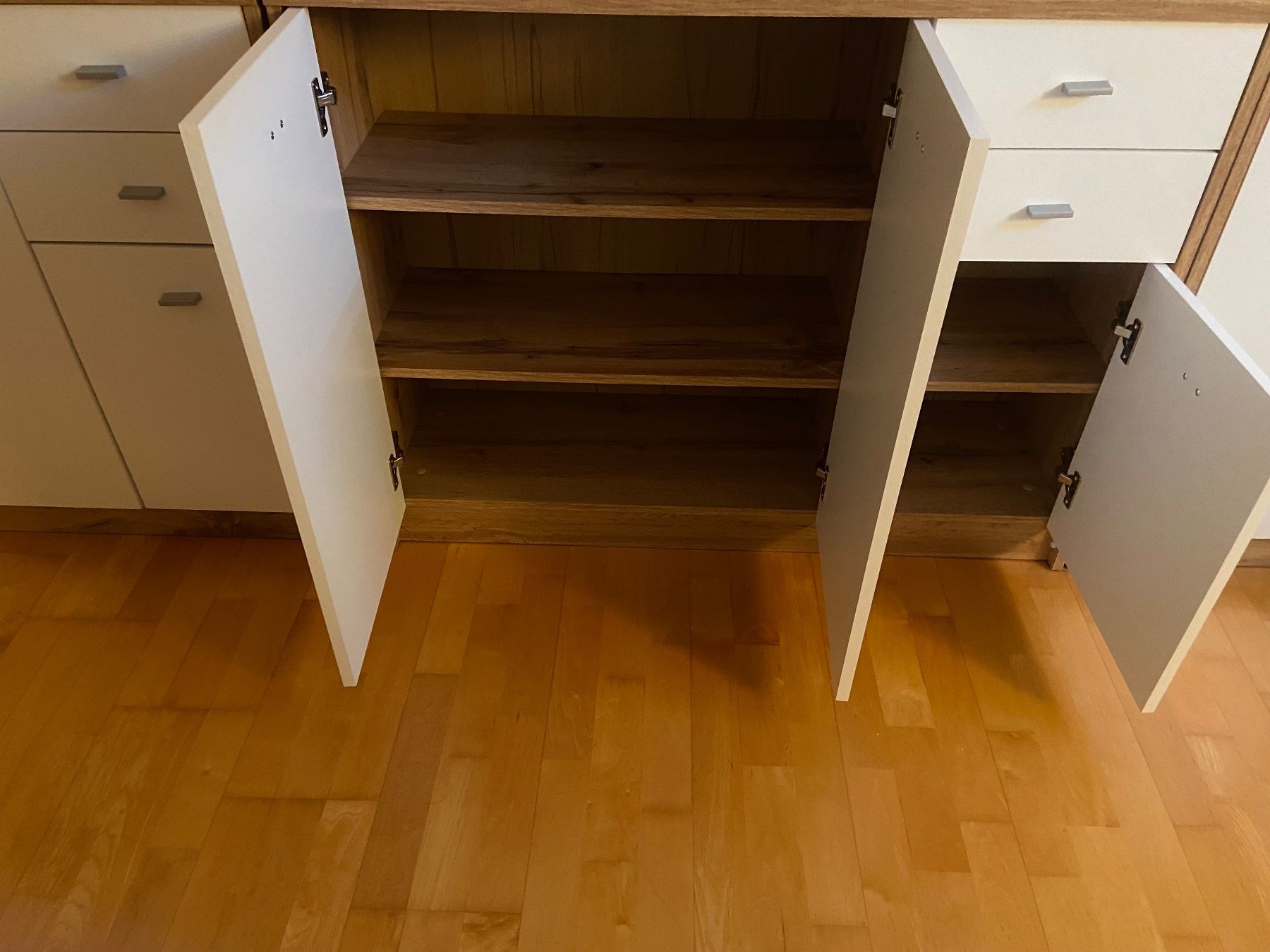 Commodes: Kommode mit weiss Holzfronten – D'occasion à Hemmental par cat_9l7f 1