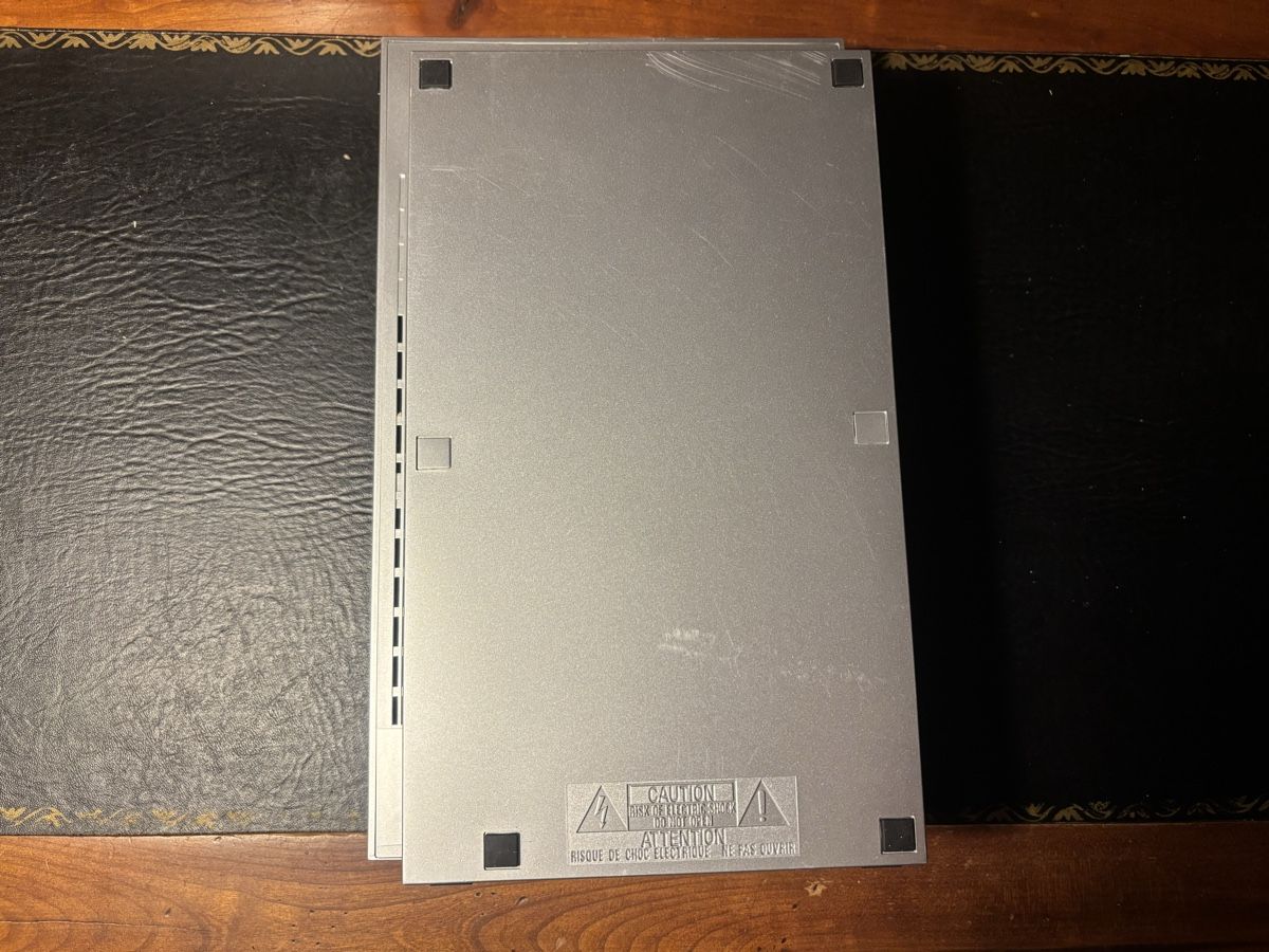 Sony Console: PlayStation 2 Silver  – Usato da Mézières VD venduto da P-M-C 3