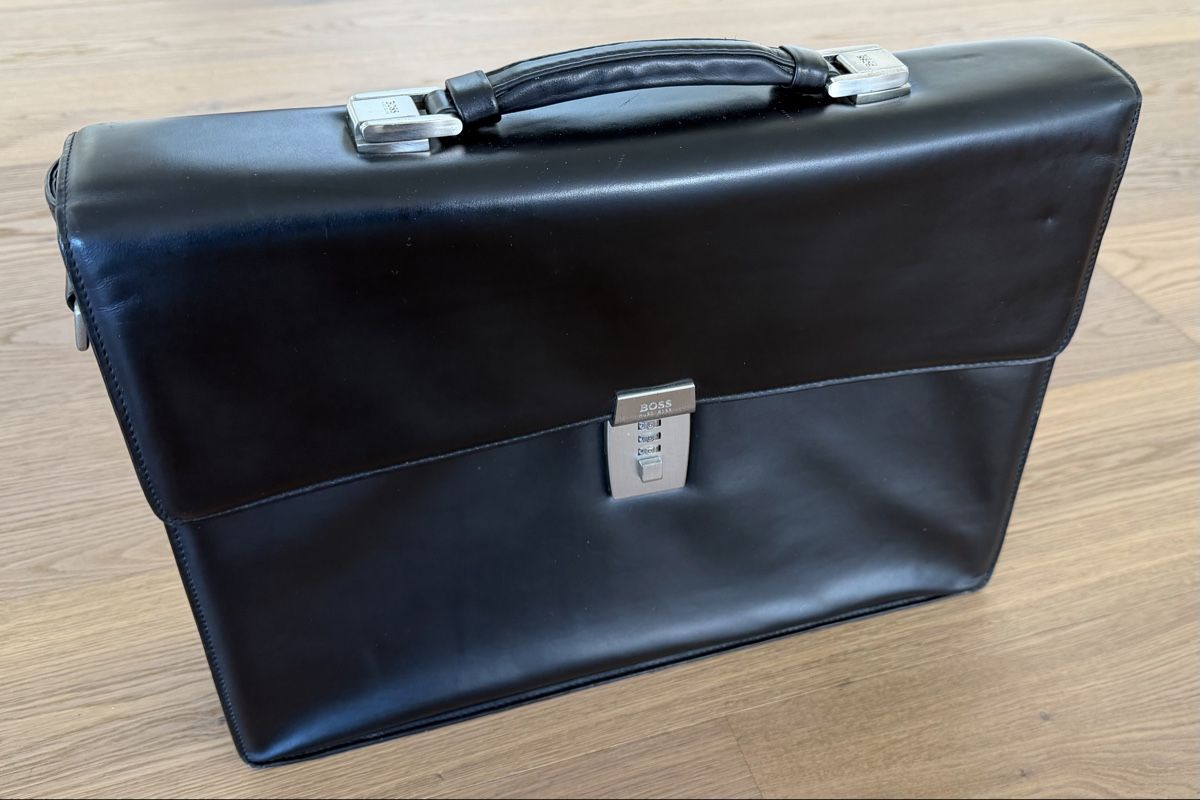 Hugo Boss Koffer & Taschen: Hugo Boss Leder Aktentasche schwarz – Gebraucht aus Wangen SZ von Buchma 1