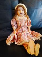 Alte antike Kinder-Spielpuppe