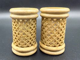Paar kleine Kerzenhalter oder Gläser aus geschnitztem Stein