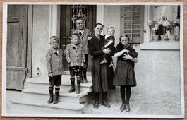 Familienfoto mit Dame und Kindern, 1930er Jahre