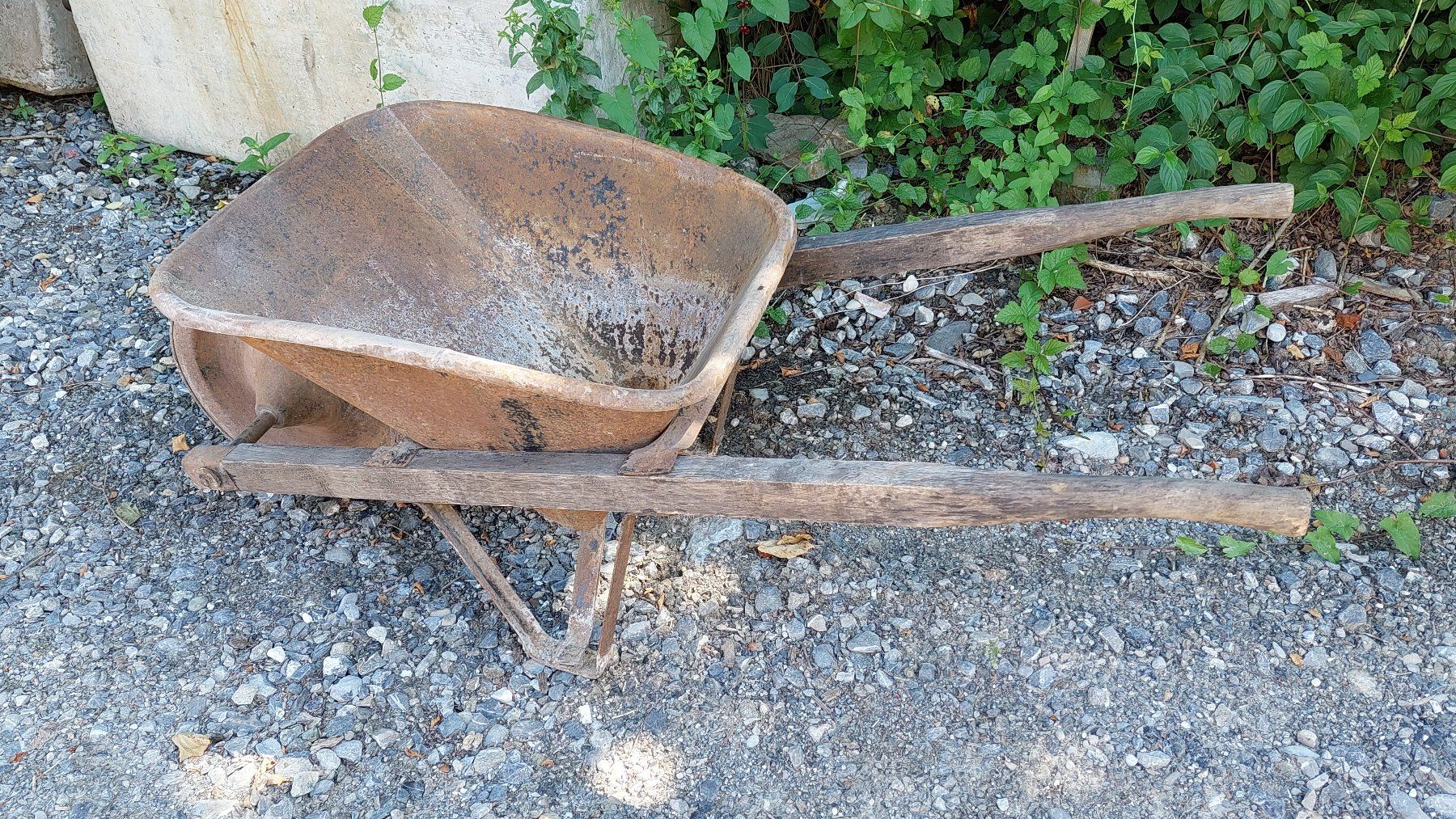Schubkarren: Originelle Vintage Spitzboden Karrette mit Metallrad – Gebraucht aus Muri b. Bern von Spassholz 1