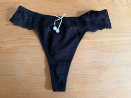 Schwarzer Tanga mit Spitze, Grösse M - Neuwertig!