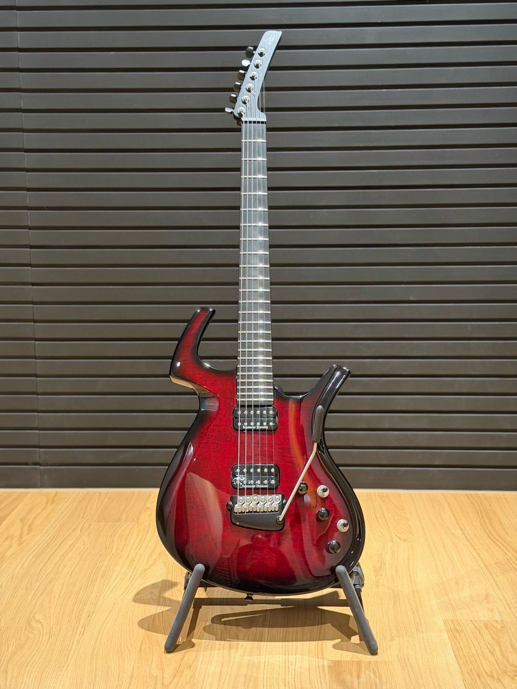 Strumenti musicali: Parker Fly Mojo, Flame Black Cherry Burst 2006 – Usato da Ins venduto da Sycor