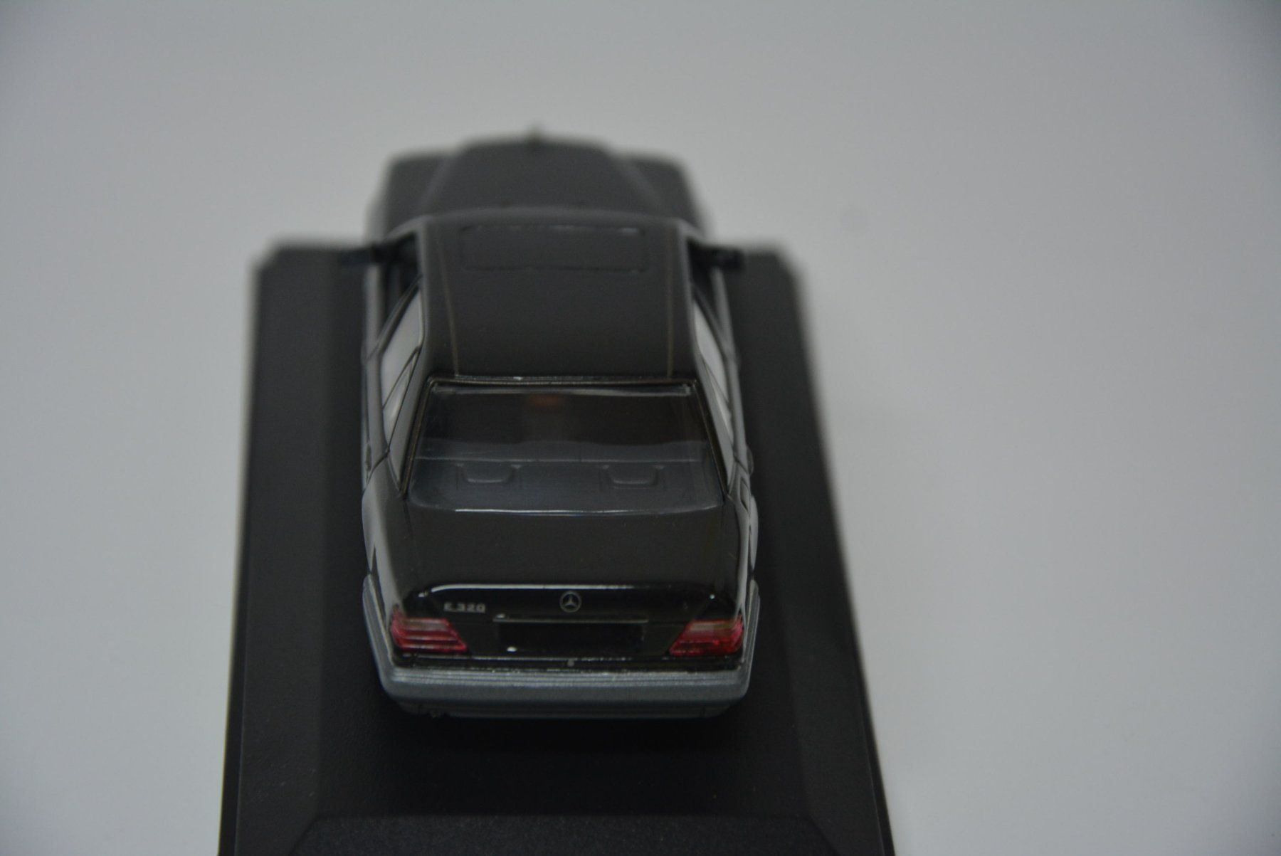 Mercedes-Benz Modellautos: Mercedes-Benz E-Class W124 1993 , 1:43 – Neu und originalverpackt aus Goldach von Feivel9 7