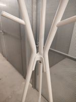 Weisse Metallgarderobe von Ikea. Dreibein