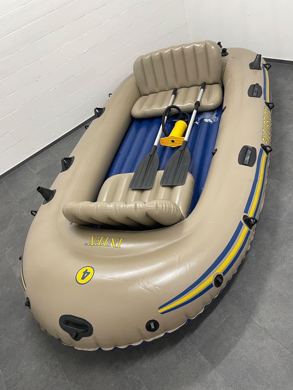 Barche: INTEX EXCURSION 4 Schlauchboot mit Paddel guter Zustand – Usato da Nottwil venduto da Resu77