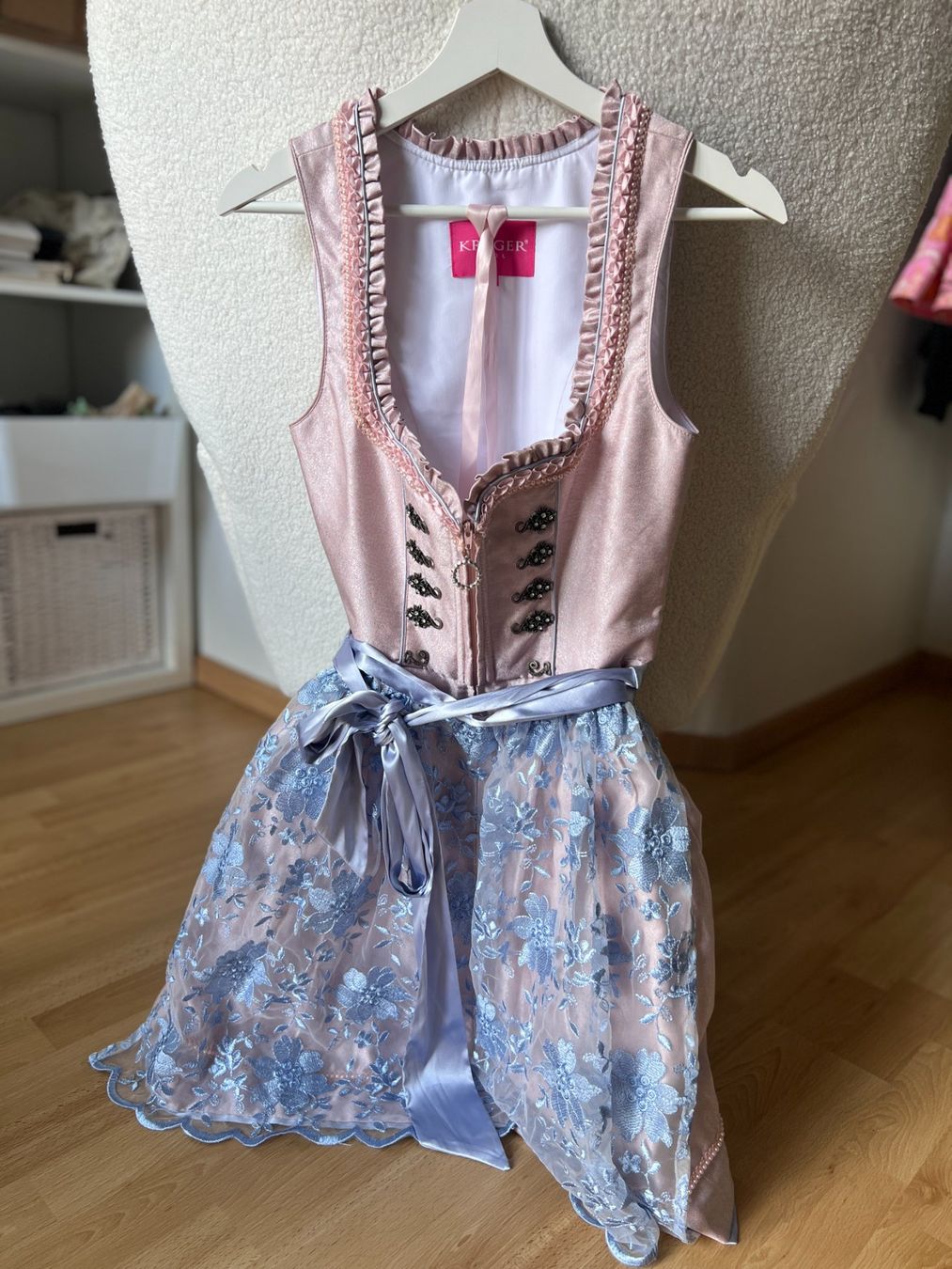 Costumi: Dirndl Krüger Madl rosa Grösse 34/36 – Nuovo (secondo la descrizione) da Wald ZH venduto da sarasv