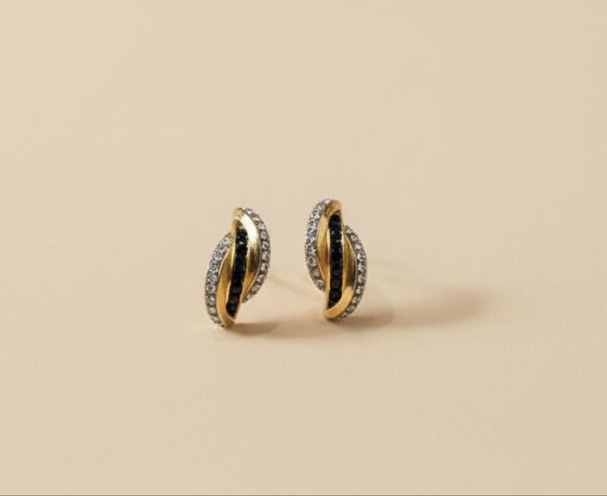 Orecchini pendenti & Orecchini a lobo: Elegant Gold Tone Earrings- one black stone missing – Usato da Saland venduto da ele_vc96