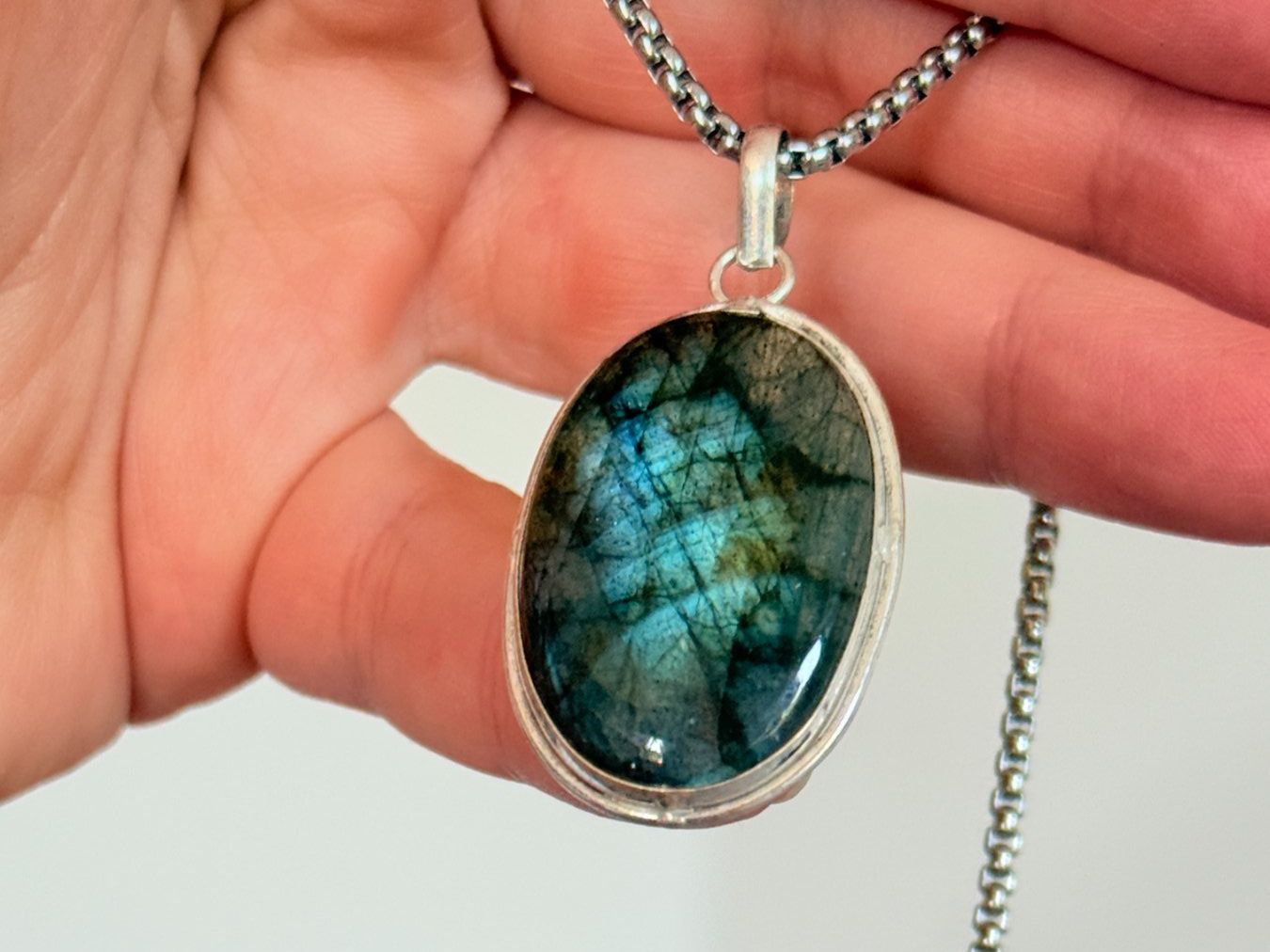 Ketten: Collier avec labradorite - Élégant & Naturel! – Neu und originalverpackt aus Genève von AWWA
