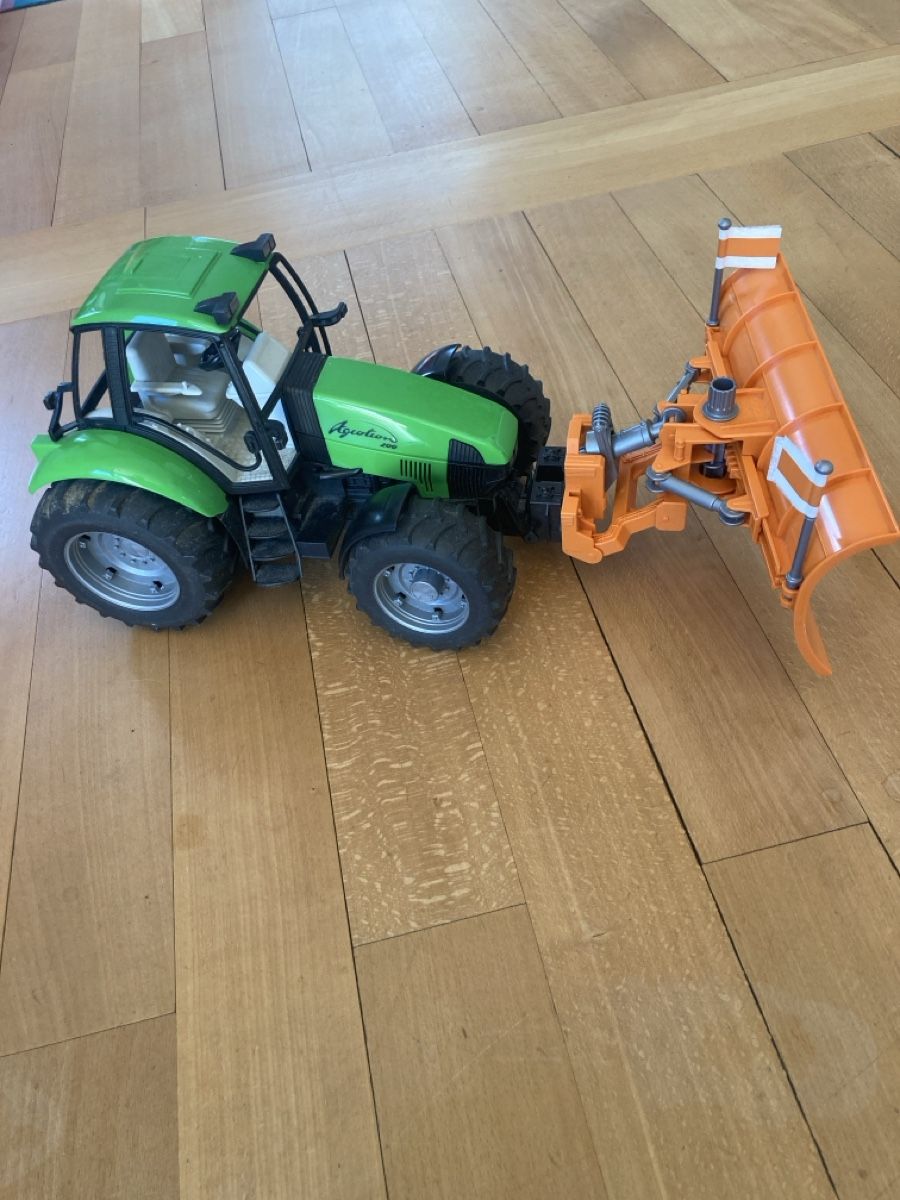 Bruder Giocattoli: Traktor mit Schneepflug Marke Bruder – Usato da Zuchwil venduto da Mad330 1