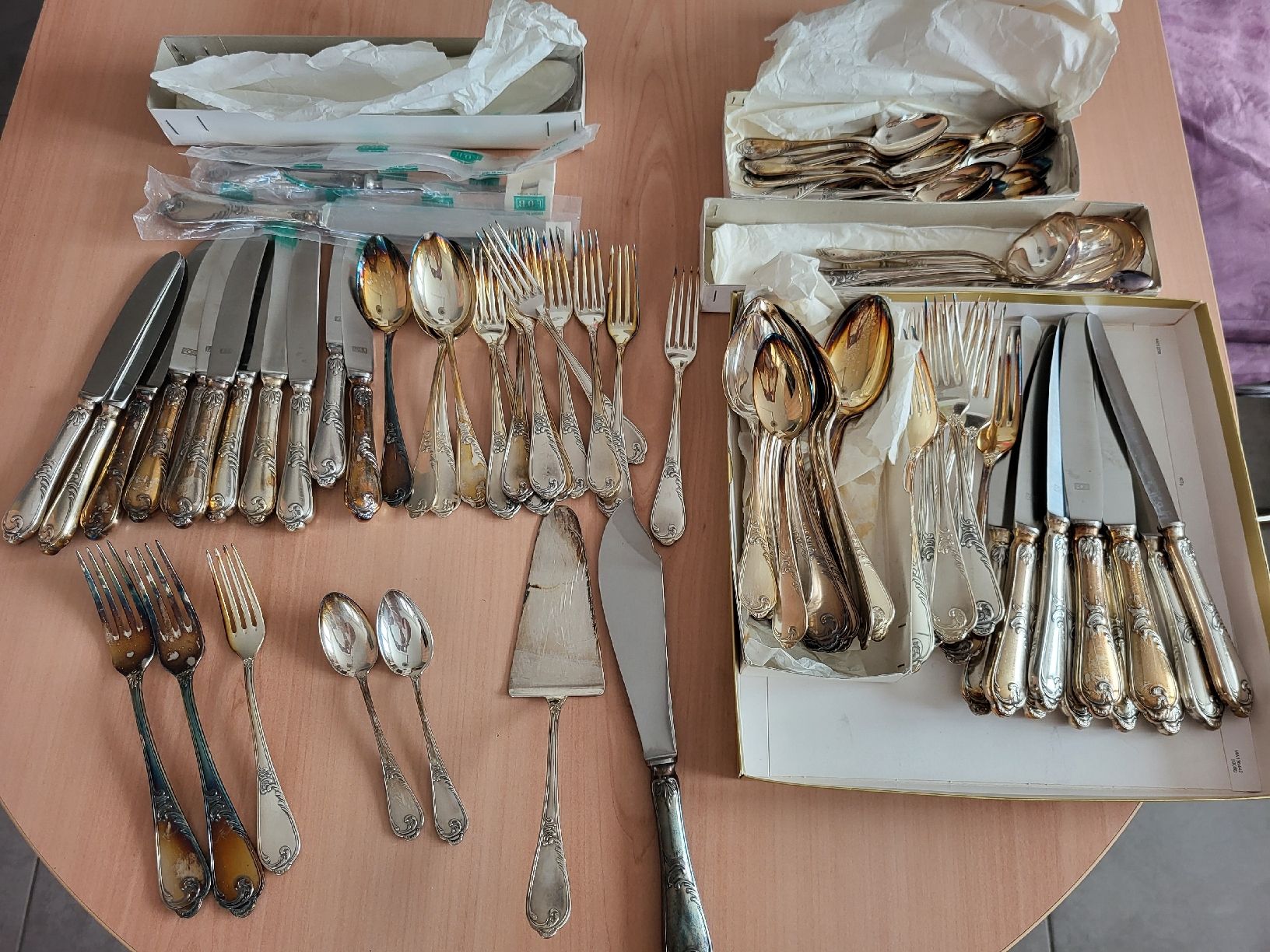 Set di posate: Lot de services en trempé argent – Usato da Courroux venduto da Belleange 2