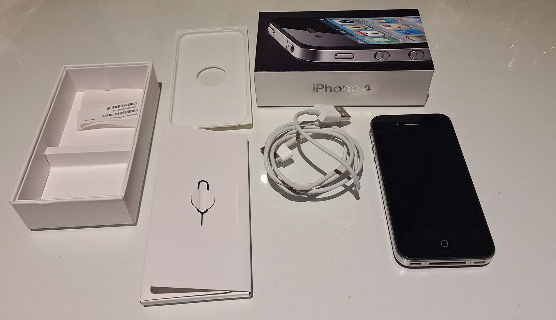 Apple Telefoni cellulari / Smartphones: Apple iPhone 4 schwarz Retro Smartphone mit Originalverp. – Usato da Sissach venduto da luvama