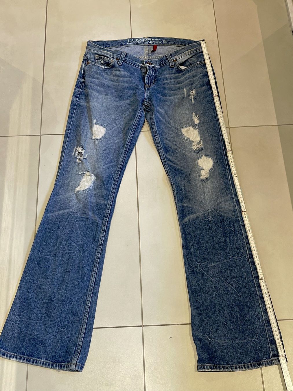 Guess Jeans: Jeans bleu destroyed Guess - taille 29 Bootcut – Usato da Colombier NE venduto da Nikkon 1