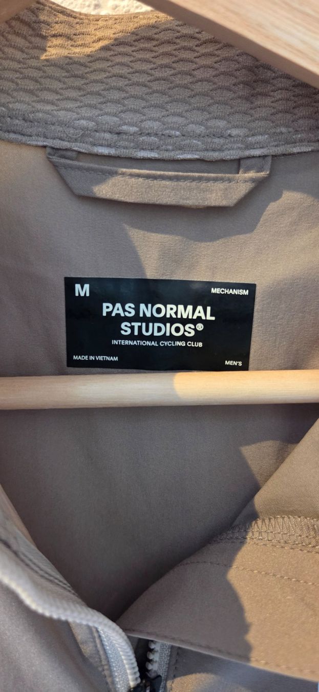 Pas Normal Studios Gilet & Giacche: Pas Normal Studio Mechanism Gilet Men Gr. M – Nuovo (secondo la descrizione) da Holziken venduto da sim_csb7 2