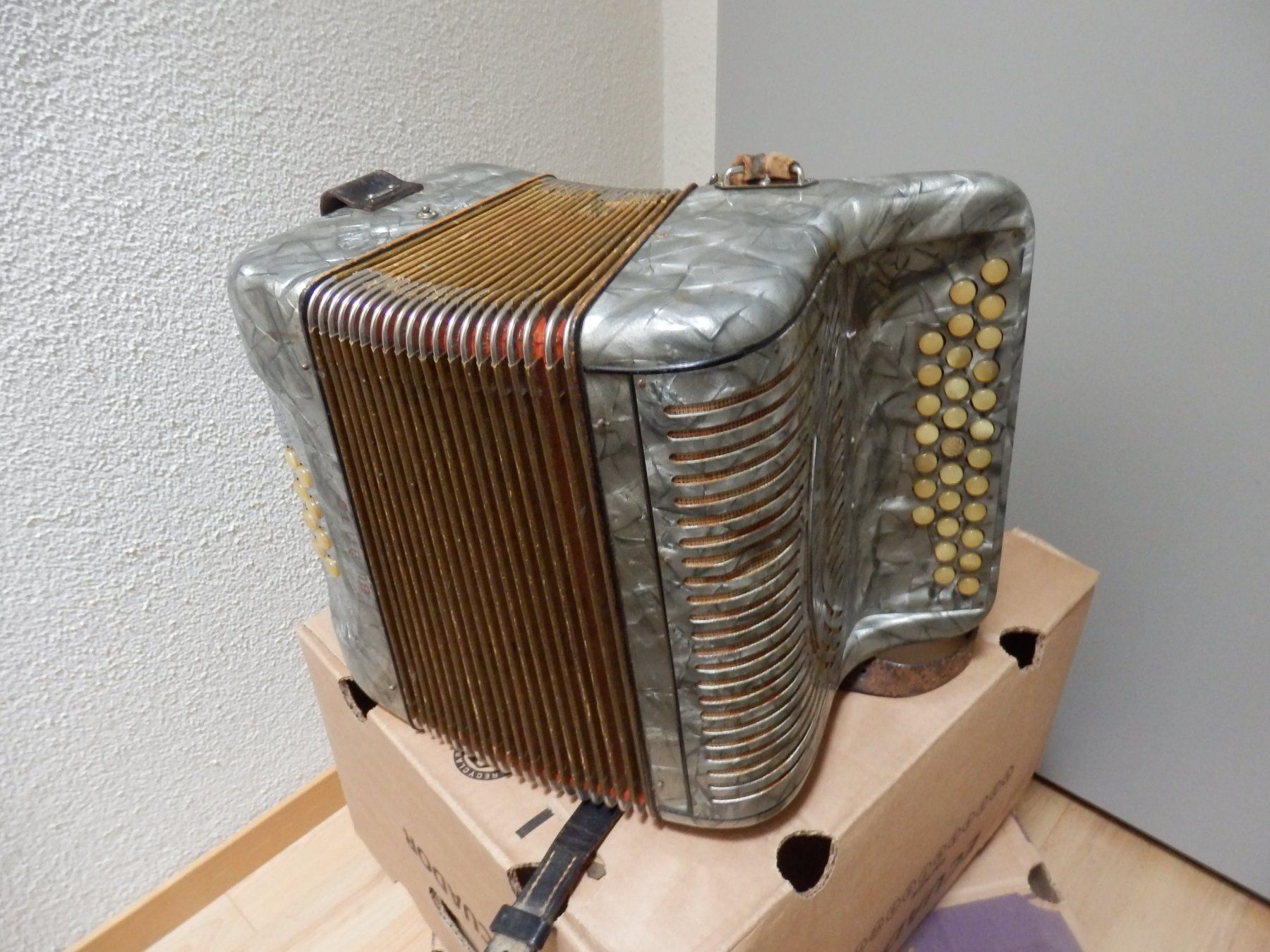 Hohner Strumenti musicali: HOHNER AKKORDEON - "CLUB 11B" – Usato da Emmenbrücke venduto da Schubi1