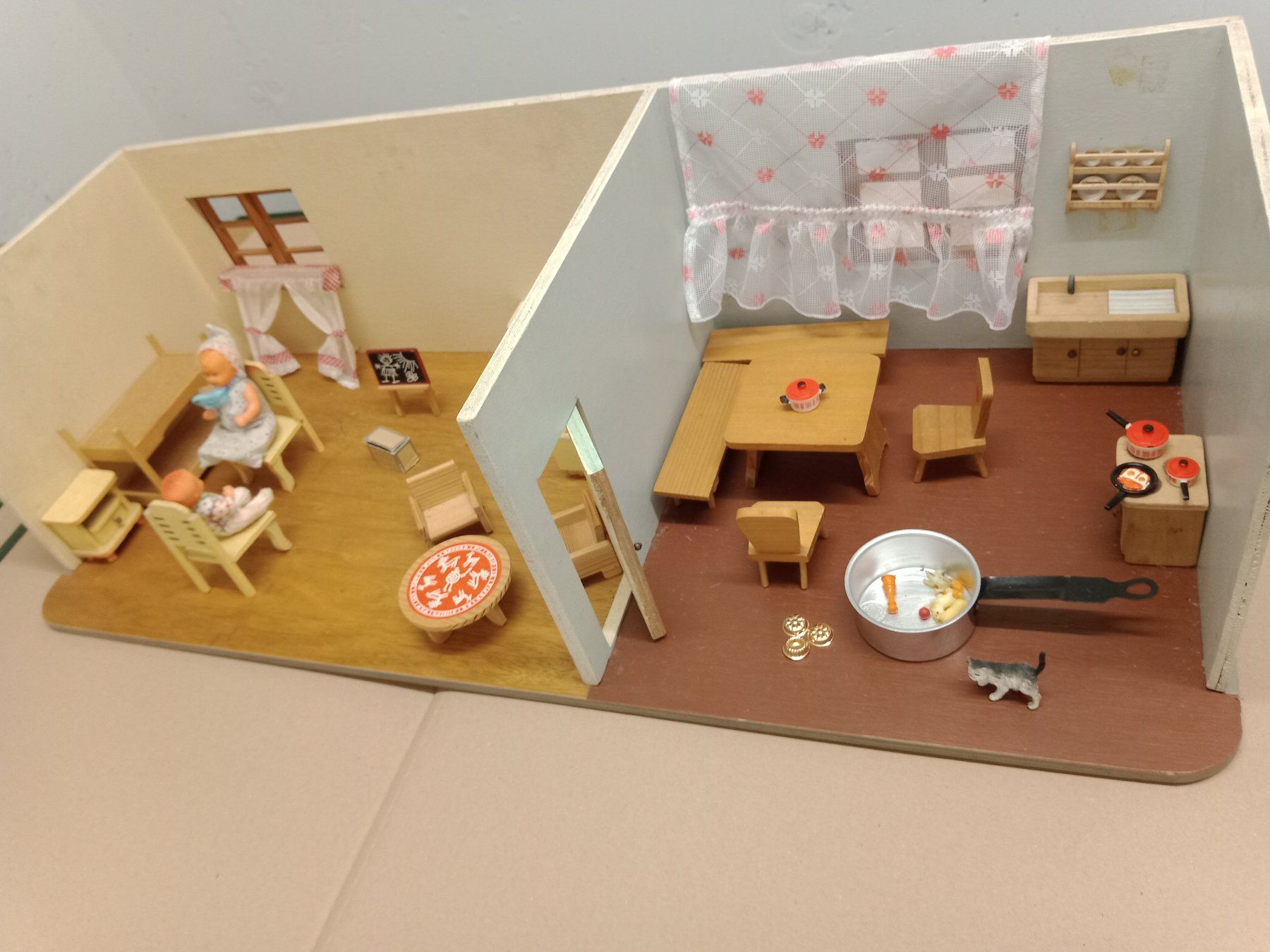 Puppenhäuser & -möbel: Puppenstube alt – Gebraucht aus Aegerten von Alfmann 3