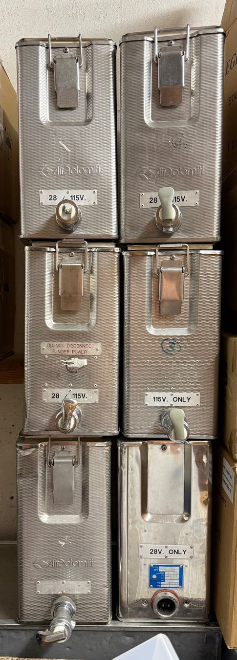 Baucontainer: Airline Hot Liquid Container - 6 Stück – Gebraucht aus Ostermundigen von airline-trolley