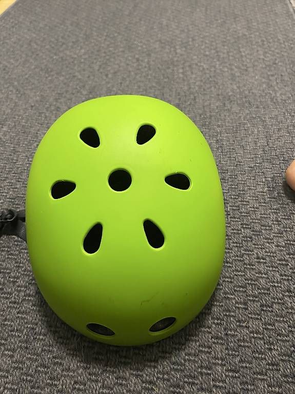 Copricapi, berretti & cappellini: Skater He?m – Usato da Uster venduto da Lia75 1