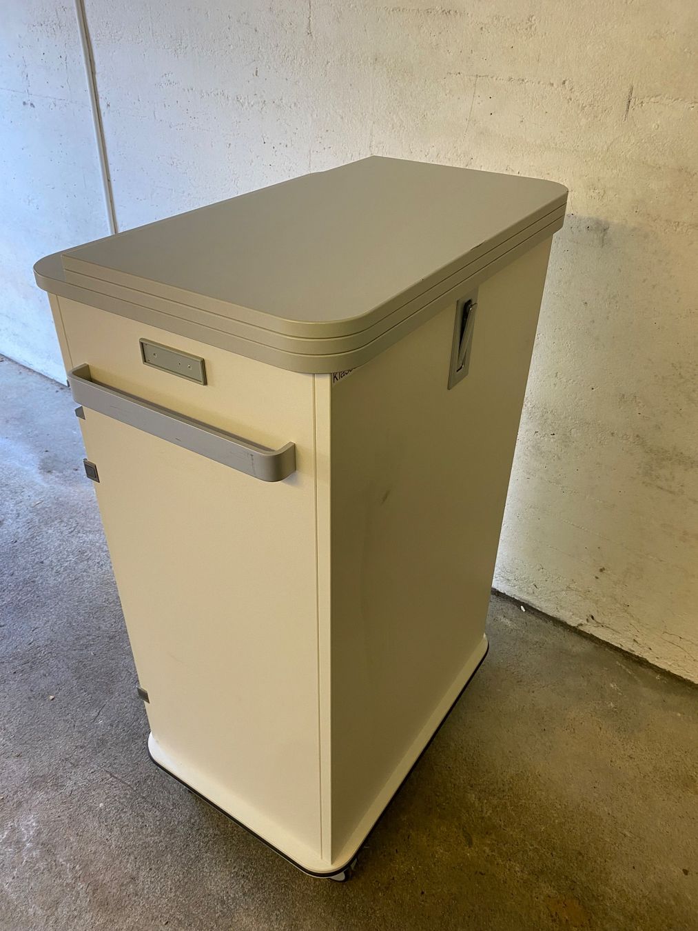 Armadi: Büro- / Moderationsmöbel / Stehtisch auf Rollen – Usato da Gümligen venduto da outdoor-pro