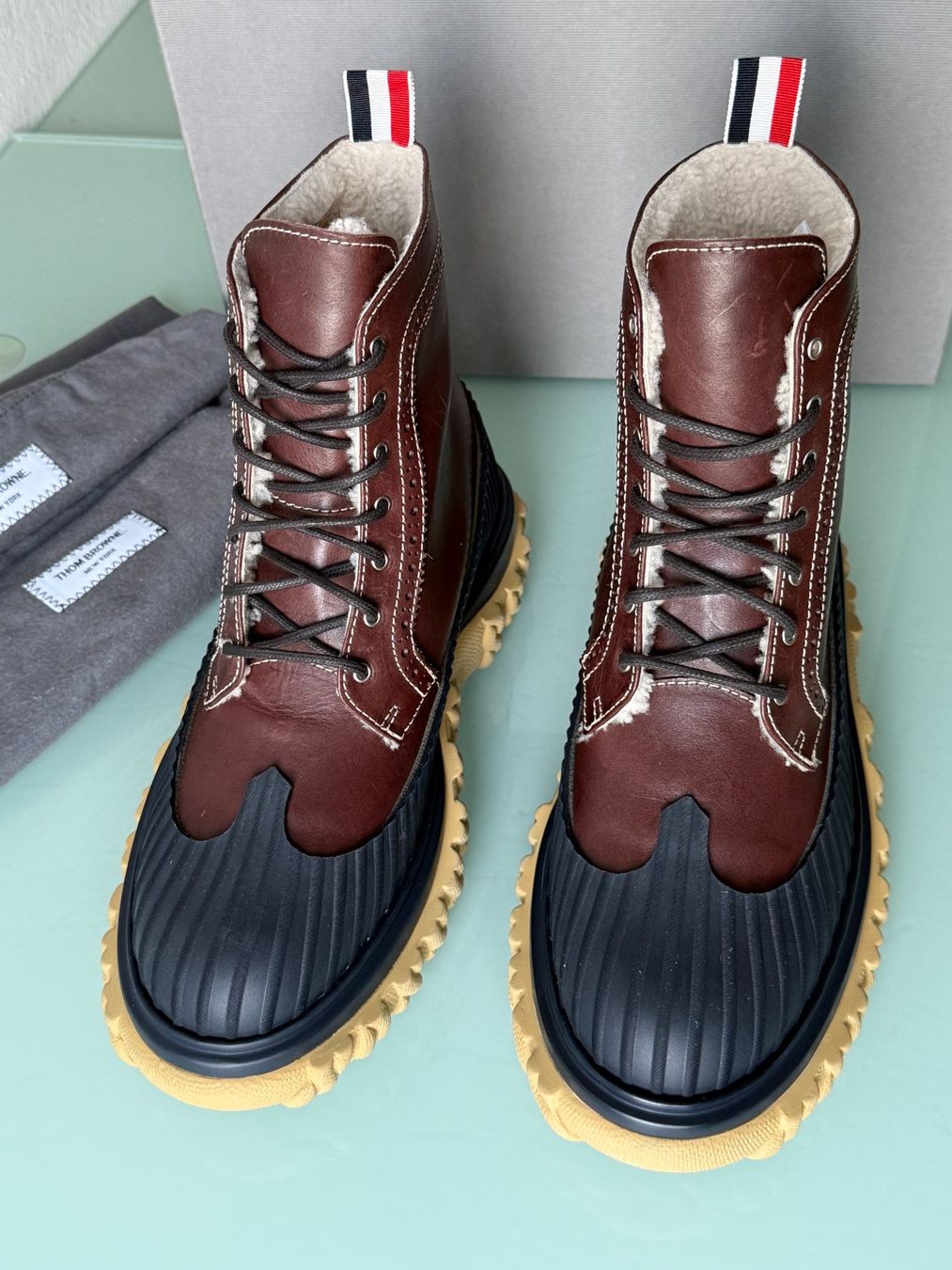 Louis Vuitton Scarpe da uomo: THOM BROWNE Shearling Lined Longwing Duck Boots 41.5 NEU – Nuovo e nell'imballaggio originale da Kreuzlingen venduto da kruezbiz 2
