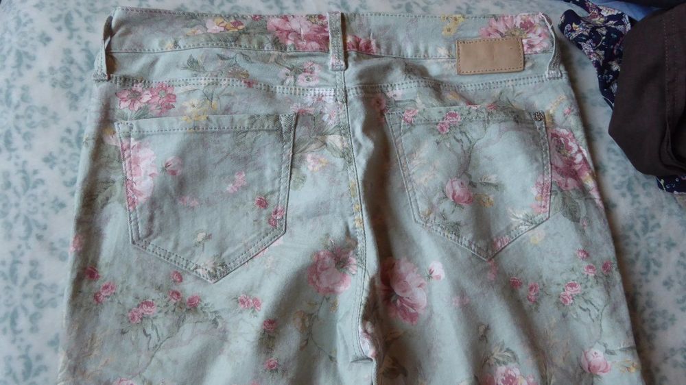 Stilvolle Damenhose aus Boho Denim mit Blumen und Mustern