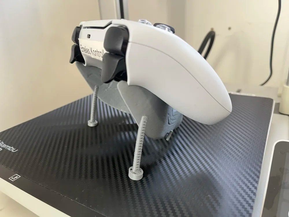Sony Controller: Yotei Ghost Controller Halter | PS5 | inkl. Versand – Nuovo (secondo la descrizione) da Aristau venduto da EvoSwiss3D 3