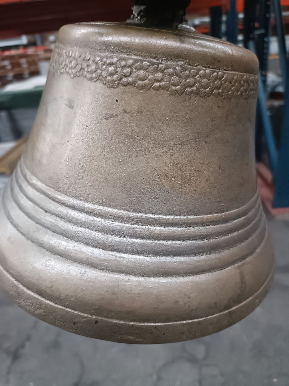 Glocken & Treicheln: Antike, schlichte Glocke mit Loch. – Gebraucht aus Däniken SO von Osysseas 3