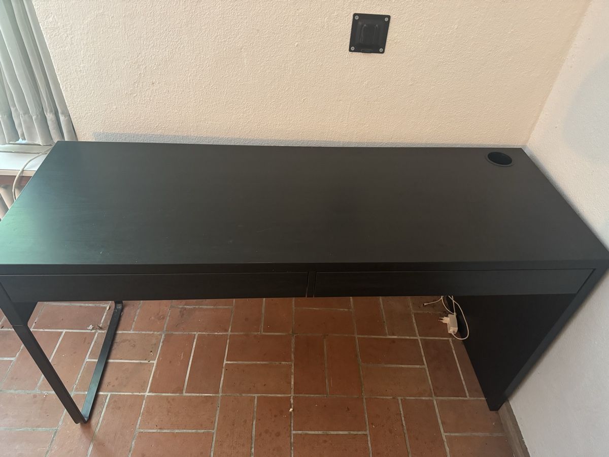 Bureaux: Schwarzer Schreibtisch mit 2 Schubladen & LED – D'occasion à Zollikon par PRDXS