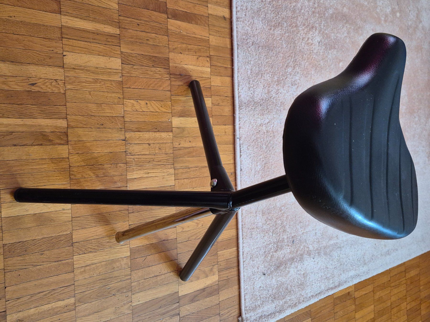 Sgabelli: Tabouret design pliable avec selle de velo – Usato da Monthey venduto da McAuthor 5
