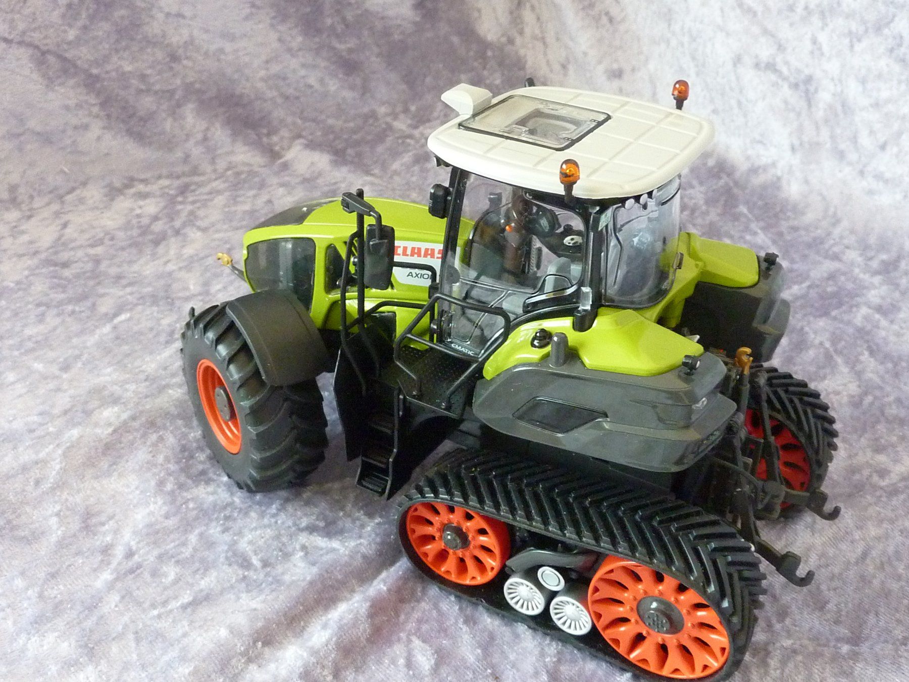 Wiking Kit di modellismo & Modellini statici: Raupentraktor Claas 930 Axion 1:32 – Nuovo (secondo la descrizione) da Dürrenäsch venduto da modellautos4you 4