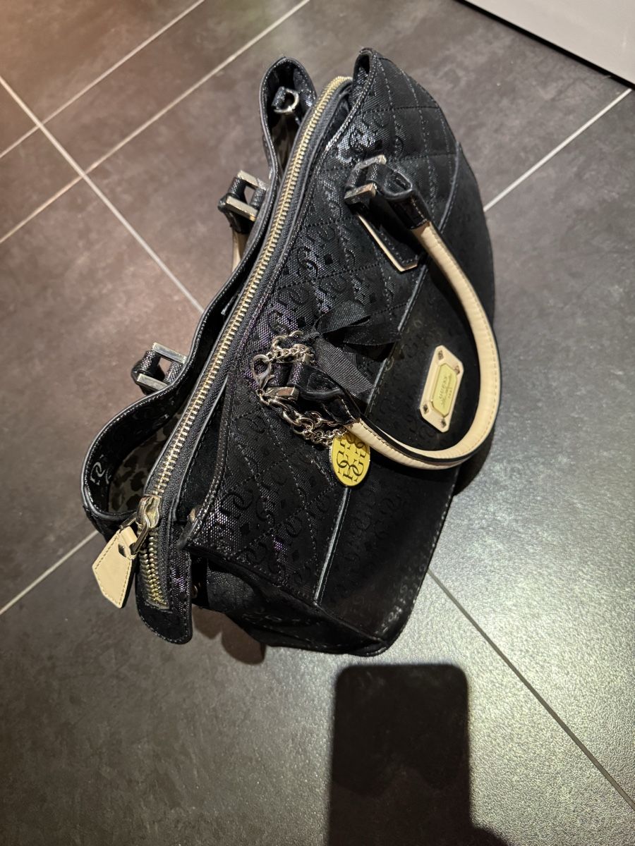 Guess Sacs femmes: Guess Handtasche – Neuf (Voir description) à Gutenswil par eliane67 3