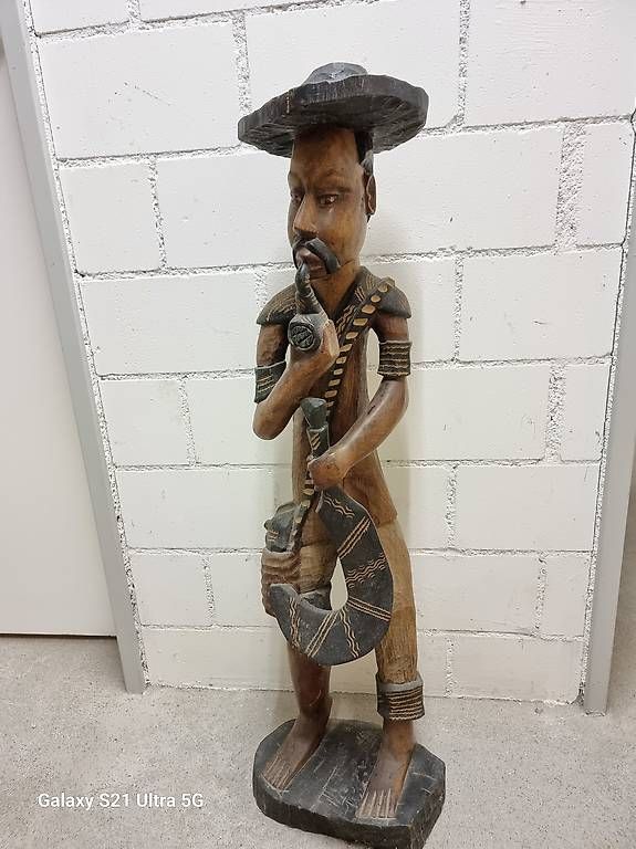 Skulpturen & Statuen: Skulptur aus Holz eines Karibischen Mann mit Pfeife. – Gebraucht aus Spreitenbach von bou_y2g8