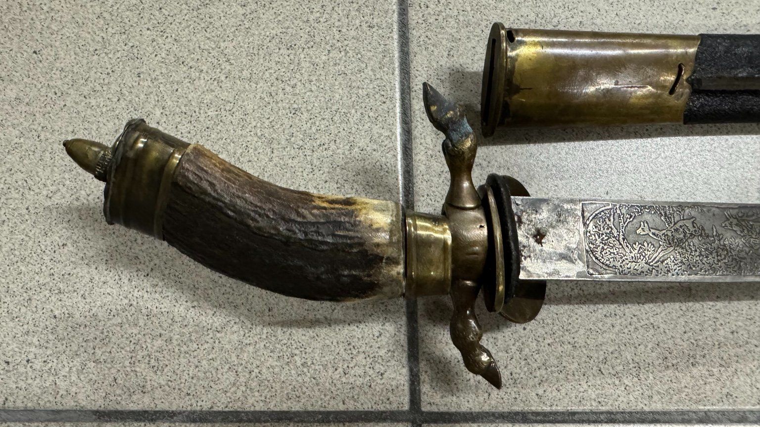 Accessori: Antiker Hirschfänger mit Hirschhorngriff – Usato da Bremgarten AG venduto da Schussi 6