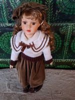 Vintage"Lisa" Porzellanpuppe mit braunen Augen, Sammlerstück