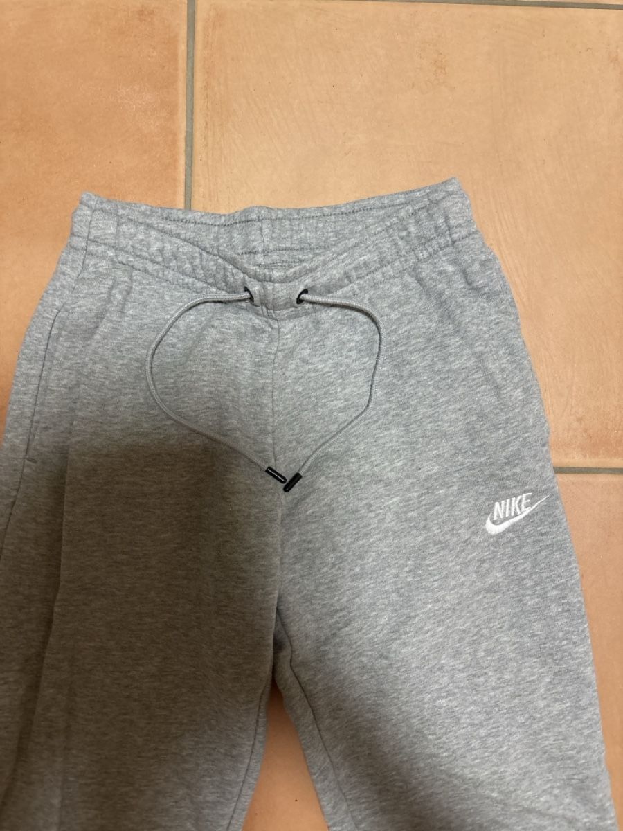 Nike Pantaloni: Nike jogging pants grey size XS good condition – Nuovo (secondo la descrizione) da Gland venduto da Dedecop2 1