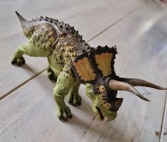 Dinosaurier Spielfigur Triceratops grün gebraucht