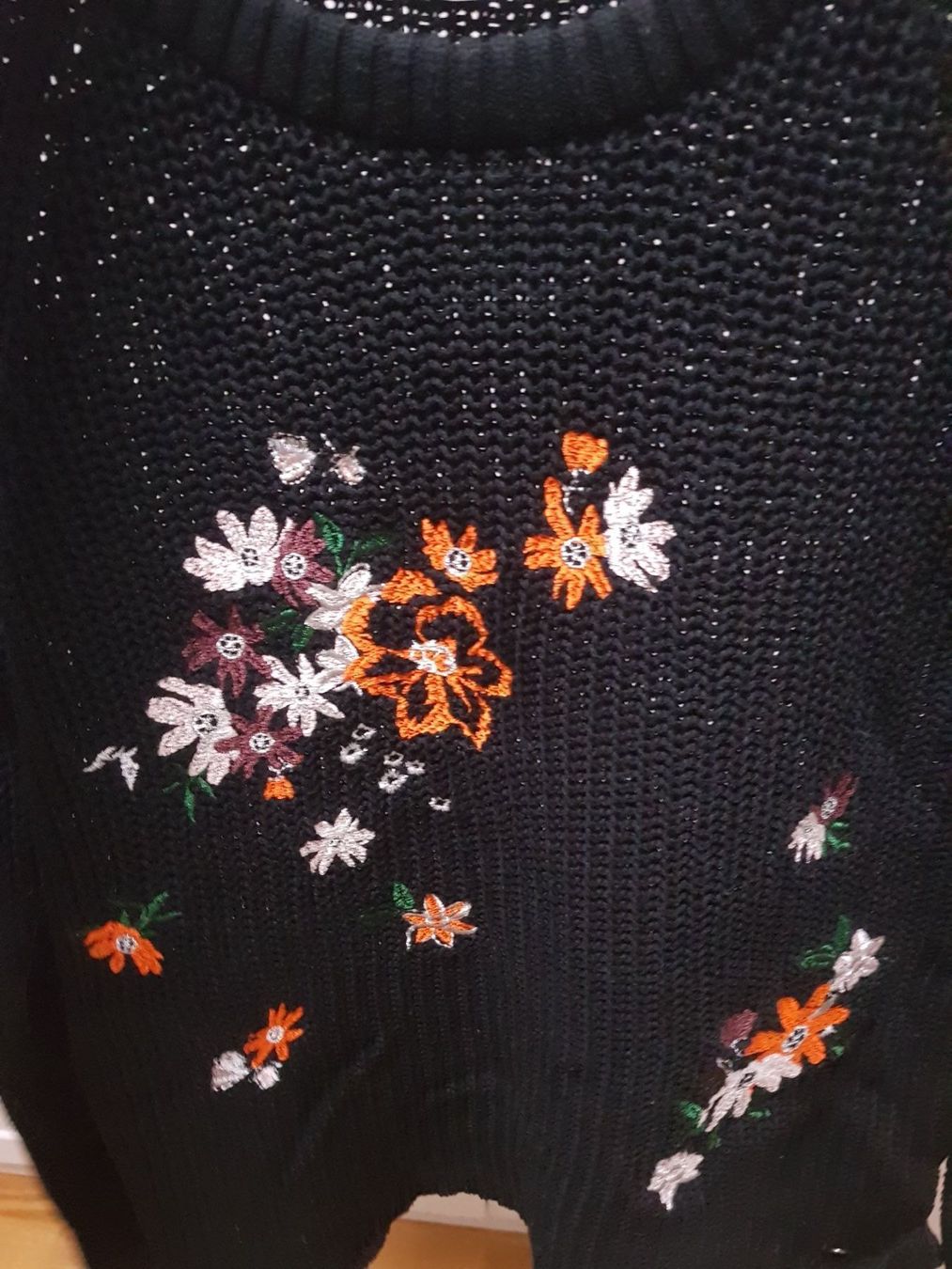 Pullover & Sweatshirts: Schwarzer Pullover mit Blumenmuster, Gr. M – Gebraucht aus Arlesheim von Eli_77 3