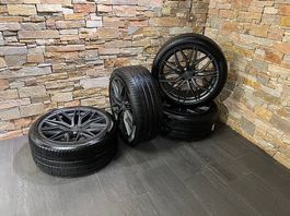 Satz Sommerrädern 295/35 R21 mit Aversus Alufelgen