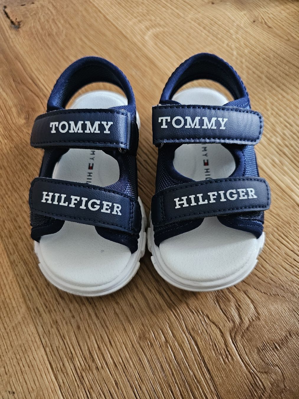 Tommy Hilfiger Schuhe für Jungen: Wunderschöne Tommy Hilfiger Sandalen Gr. 23 – Gebraucht aus Balzers von ridr