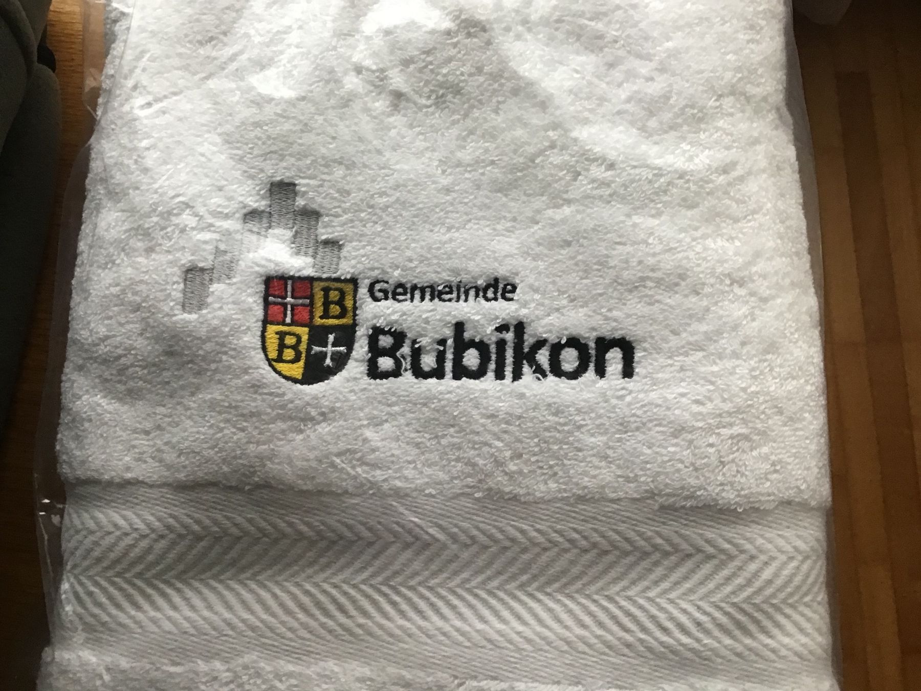Teli da bagno: Bade-/Duschtuch, „Gemeinde Bubikon“ – Nuovo e nell'imballaggio originale da Rüti ZH venduto da Phaeton10