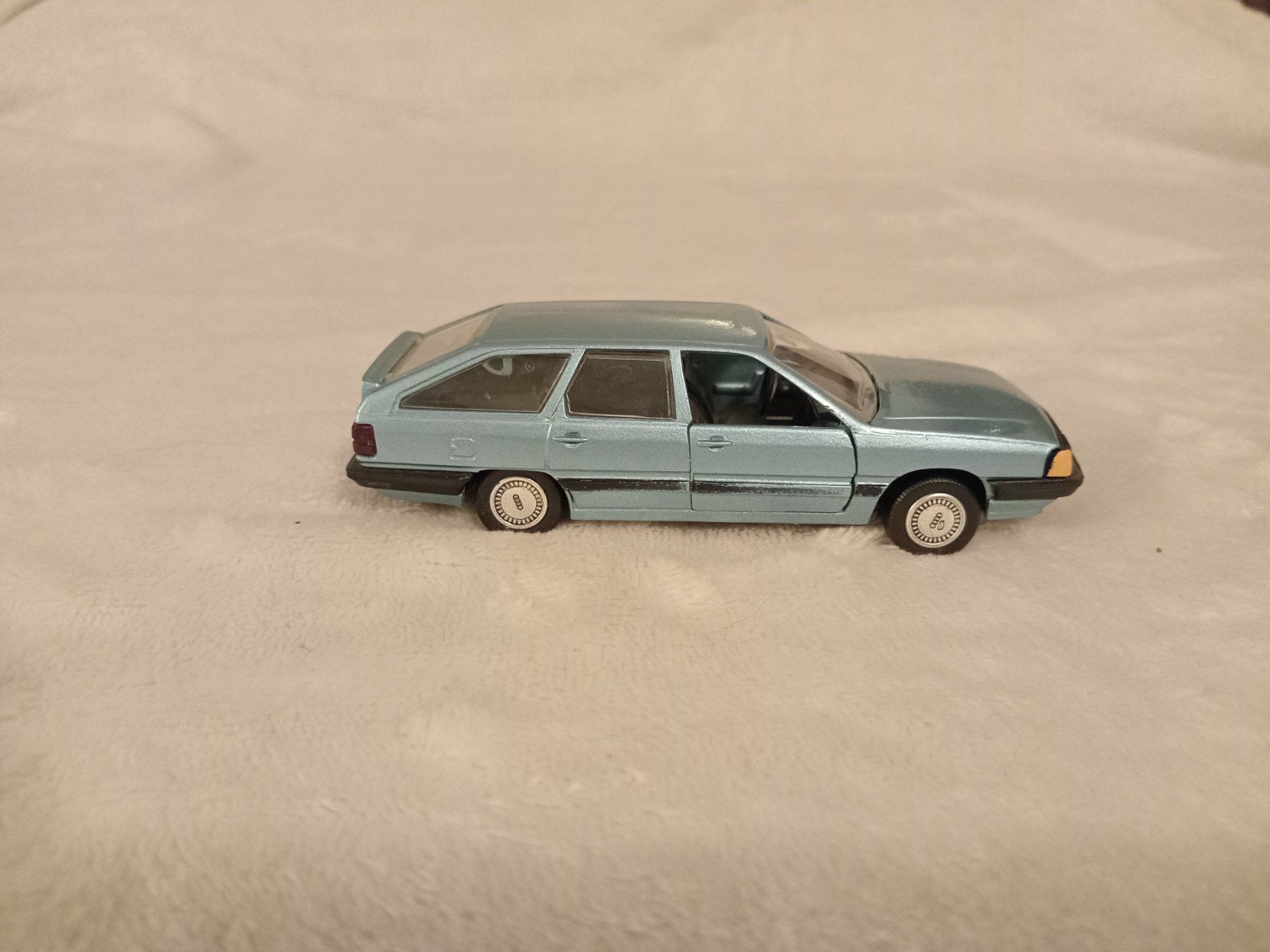 Audi Modellini d'auto: Audi 100 Avant Typ44 C3 Modell 1:43 – Usato da Obergösgen venduto da typ_qb9v