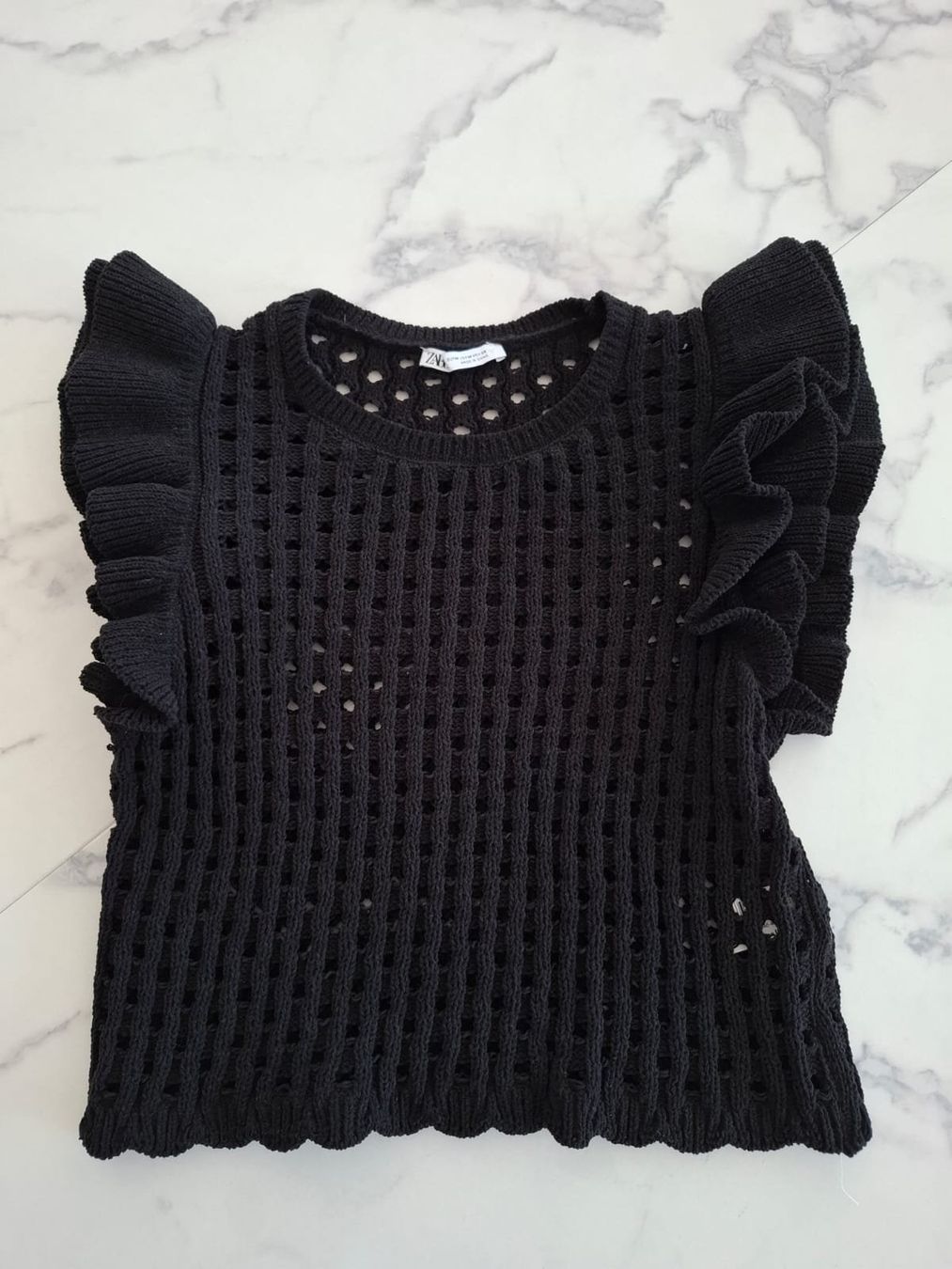 Zara Tops: Zara Stricktop, schwarz, Lochmuster, Rüschen, Gr. M – Gebraucht aus Massagno von Michaela.F