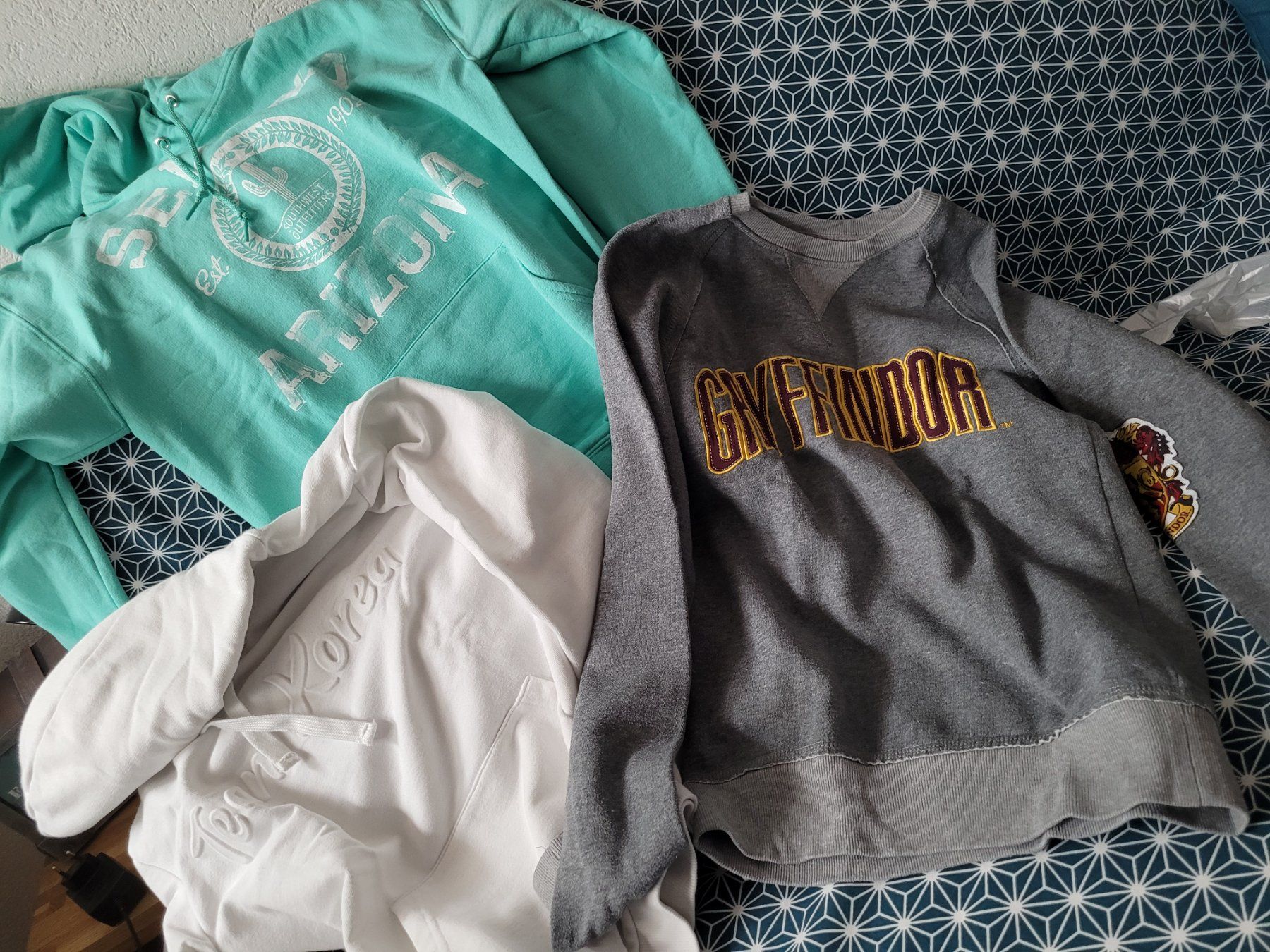 Pullover & Sweatshirts: 3 hoodie taille S-M – Gebraucht aus Veytaux von Muchmuche