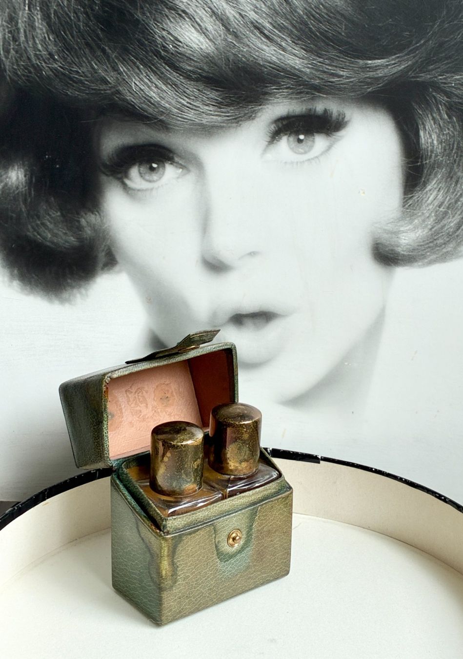 Flaconi: Vintage Reiseetui mit 2 Parfumflacons – Usato da Kloten venduto da Nephty 6