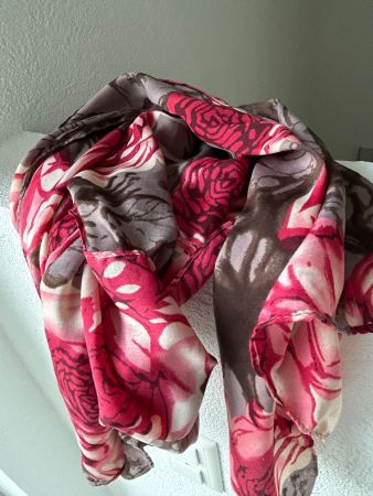 wunderschöner Schal mit Rosenmotiv