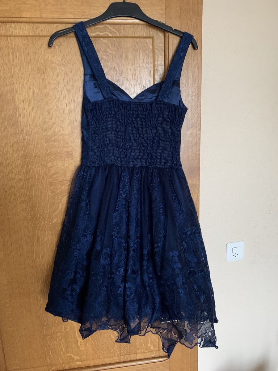 Robes: dunkelblaues Spitzenkleid – D'occasion à Moosseedorf par sindymatea 3