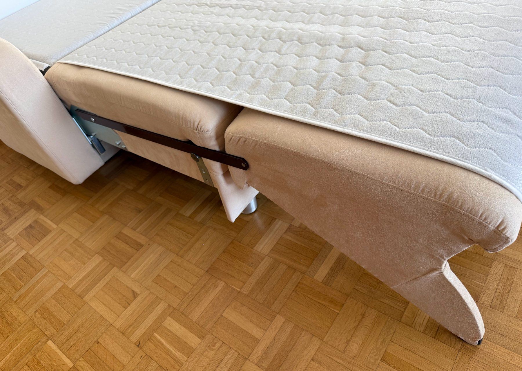 Pfister Sofas: Bettsofa mit hochwertiger Liegefläche, Mikrofaser, Beige – Gebraucht aus Uerikon von TT51 3